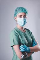 vrouwelijke arts in beschermend masker foto