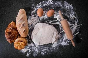 rauw deeg voor brood met ingrediënten foto