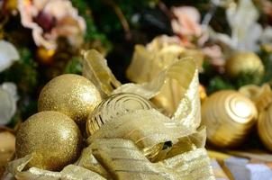 foto van luxe geschenk dozen onder Kerstmis boom, nieuw jaar huis decoraties, gouden omhulsel van de kerstman presenteert, feestelijk Spar boom versierd met guirlande, kerstballen en speelgoed, traditioneel viering