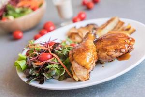 gegrilde kippenbiefstuk met teriyakisaus foto