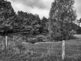 wandelen Bij een rivier- in Westfalen foto