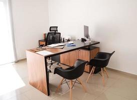 modern ontwerper bureau voor kantoor, bedrijf en creatief ruimtes, houten bureau in zwart kleur met opslagruimte laden. foto