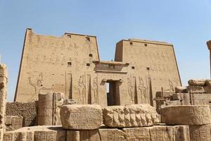 voorkant van de edfu-tempel in edfu, egypte foto