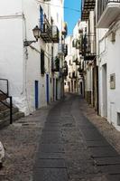 een straat in de dorp van peniscola, Spanje. verticaal afbeelding. foto