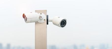 modern cctv camera tegen stad en lucht achtergrond. toezicht, video Vermelding en toezicht houden concept foto