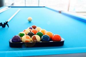 biljart ballen reeks Aan de tafel met een keu, snooker zwembad foto