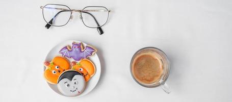 hete espressokoffie of chocoladekop met grappige halloween-koekjes. fijne halloween-dag, truc of bedreiging, hallo oktober, herfstherfst, traditioneel, feest- en vakantieconcept foto