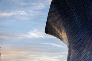 soumaya museum in cdmx, Mexico. zonsondergang reflectie van de zonsondergang Aan de gebouw, aluminium panelen of alucobon foto