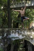 yoga meditatie buitenshuis. gloeiend zeven allemaal chakra. Mens praktijk yoga, Mexico, gualdajara foto