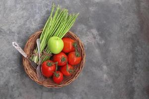 gezond voedsel groente Aan steen achtergrond heeft asperges tomaat appel top visie. foto