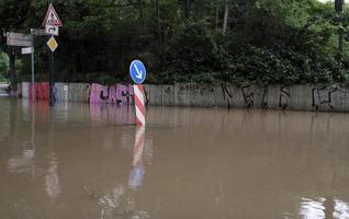 dusseldorf, duitsland, 2021 - extreem weer - overstroomd straat zone in dusseldorf, Duitsland foto