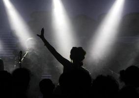 silhouet van een zanger gedurende een concert foto