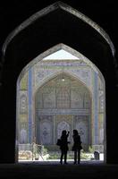 silhouet van twee Dames onder een boog van een moskee in teheran, ik rende foto