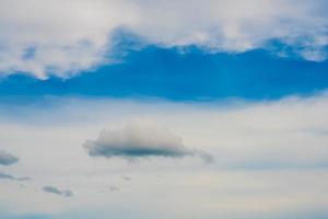blauwe lucht met witte wolken. op een heldere dag foto