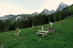 moeder met kinderen Bij vorderer gosausee bergen, gosau, bovenste Oostenrijk. foto