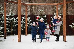 familie met denemarken vlaggen buiten in de winter. reizen naar scandinavische landen. gelukkigste Deense mensen. foto