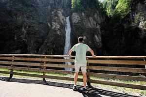 terug van Mens tegen waterval in liechtensteinklamm of Liechtenstein kloof, Oostenrijk. foto