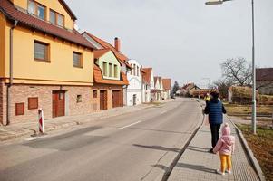 familie wandelen straten van dorp in tsjechische republik. foto