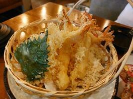 garnaal tempura en groen shiso zijn geserveerd in een mand Bij de restaurant. foto