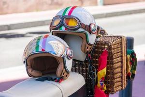 wijnoogst motorfiets helmen uitgerust Aan een klassiek motorfiets foto