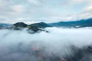 mist en bergen in de ochtend- foto