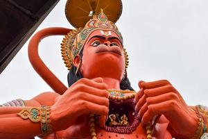 groot standbeeld van heer Hanuman in de buurt de Delhi metro brug gelegen in de buurt karol zak, Delhi, Indië, heer Hanuman groot standbeeld aanraken lucht foto