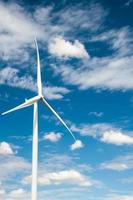 windturbines produceren elektriciteit alternatieve energie met lucht en wolken foto
