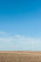 duurzame windenergie-opwekkers tegen blauwe lucht; hernieuwbaar e