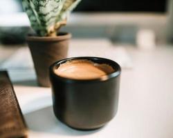 koffie in zwarte keramische mok foto