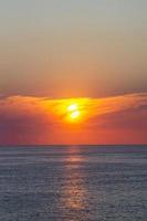 zonsondergang aan de kust van de Zwarte Zee foto