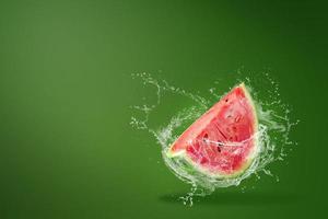 water spatten op plakje watermeloen foto