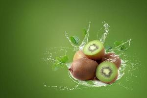 water spatten op kiwi's foto