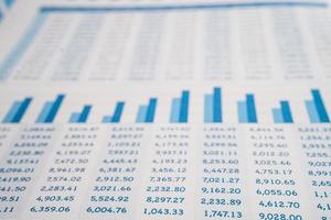 spreadsheet papier met grafiek. financiën, account, statistieken, analytisch Onderzoek gegevens economie, voorraad uitwisseling handel en bedrijf bedrijf vergadering concept foto