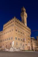 Florence architectuur 's nachts verlicht, Piazza della Signoria - Signoria Square - Italië. stedelijke scène in exterieur - niemand foto