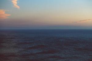 oneindige horizon over de oceaan foto
