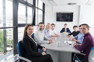 groep van jong mensen vergadering in opstarten kantoor foto