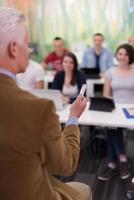 leraar met een groep van studenten in klas foto