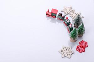 elementen van Kerstmis landschap, speelgoed, peperkoek en andere Kerstmis boom decoraties foto