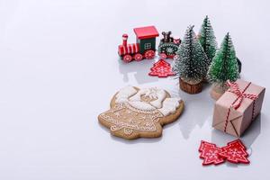 elementen van Kerstmis landschap, speelgoed, peperkoek en andere Kerstmis boom decoraties foto