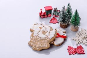 elementen van Kerstmis landschap, speelgoed, peperkoek en andere Kerstmis boom decoraties foto