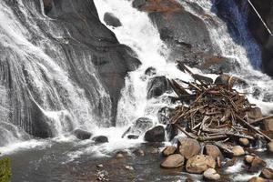 waterval in vuurgat Ravijn in yellowstone nationaal park foto