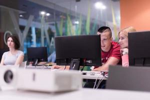 technologie studenten groep in computer laboratorium school- klas foto