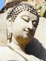 detailopname Boeddha standbeeld beeldhouwwerk Bij tempel in sukhothai foto