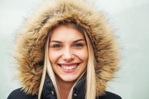 portret van jong blond meisje vervelend winter jasje foto
