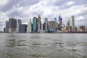 New York City skyline onder bewolkte hemel foto