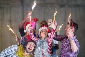 multi-etnisch groep van gewoontjes bedrijf mensen nemen selfie gedurende nieuw jaar partij foto