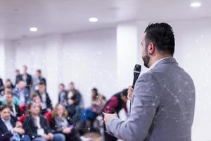 geslaagd zakenman geven presentaties Bij conferentie kamer foto