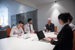 bedrijf mensen groep brainstorming Aan vergadering foto