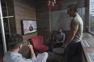 begin omhoog bedrijf mensen groep Bijwonen videoconferentie telefoontje foto