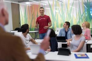 leraar met een groep van studenten in klas foto